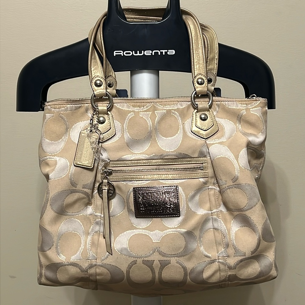 Coach. Poppy Collection. Cream/Gold/Silver. Pink lining.